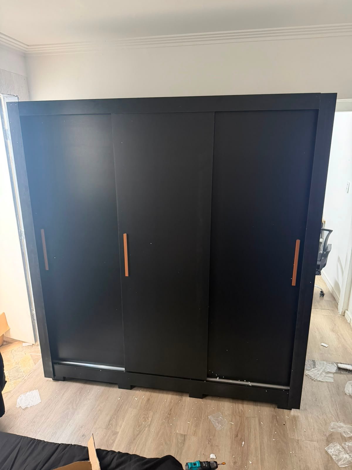 Armário preto de grande porte montado em escritório