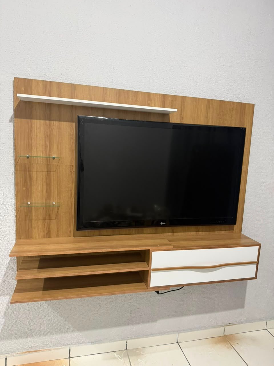 Rack suspenso com painel de TV em madeira
