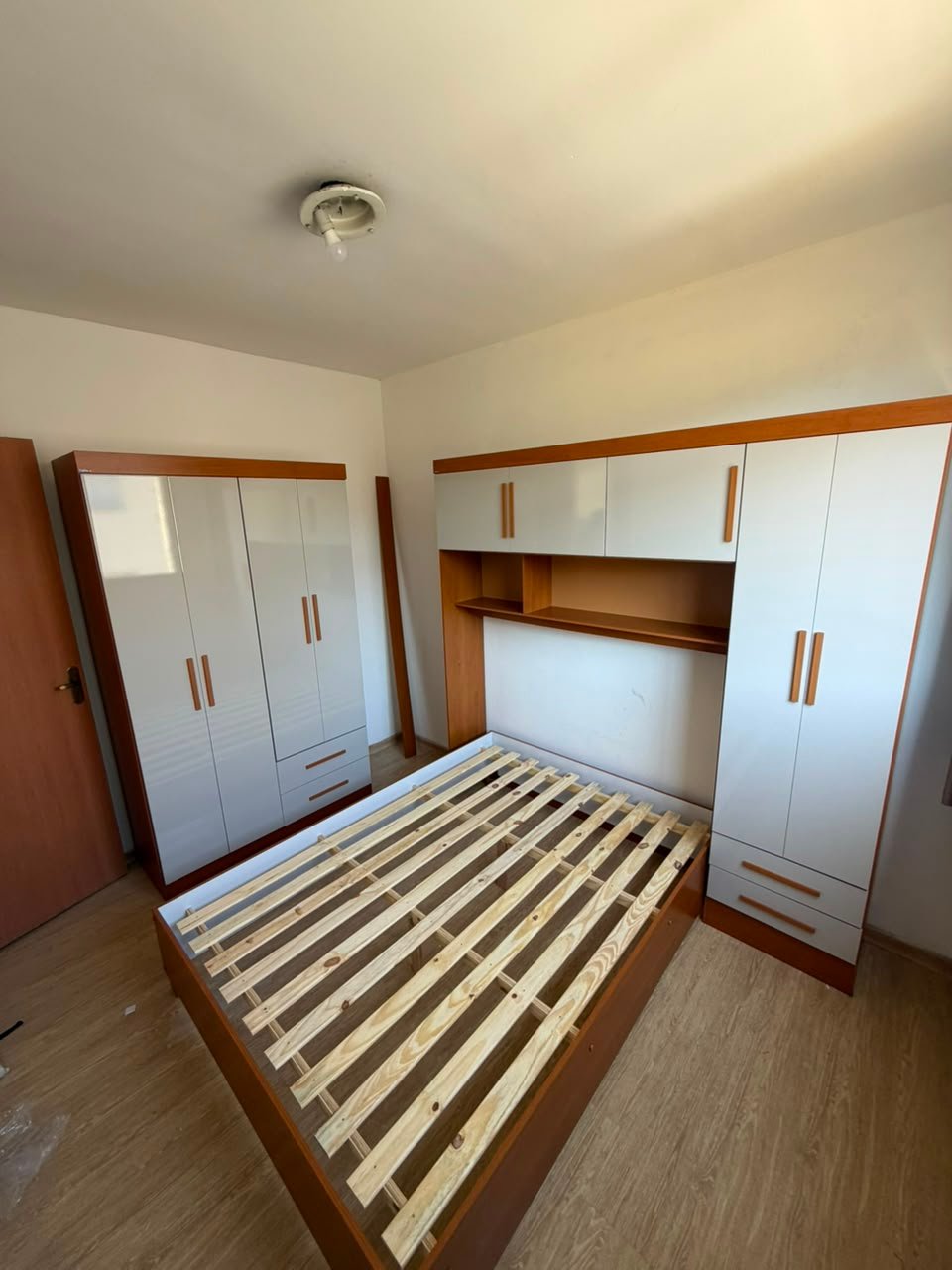 Montagem de móveis de quarto: guarda-roupas, cama e painel montados pela JB Montagens em Contagem